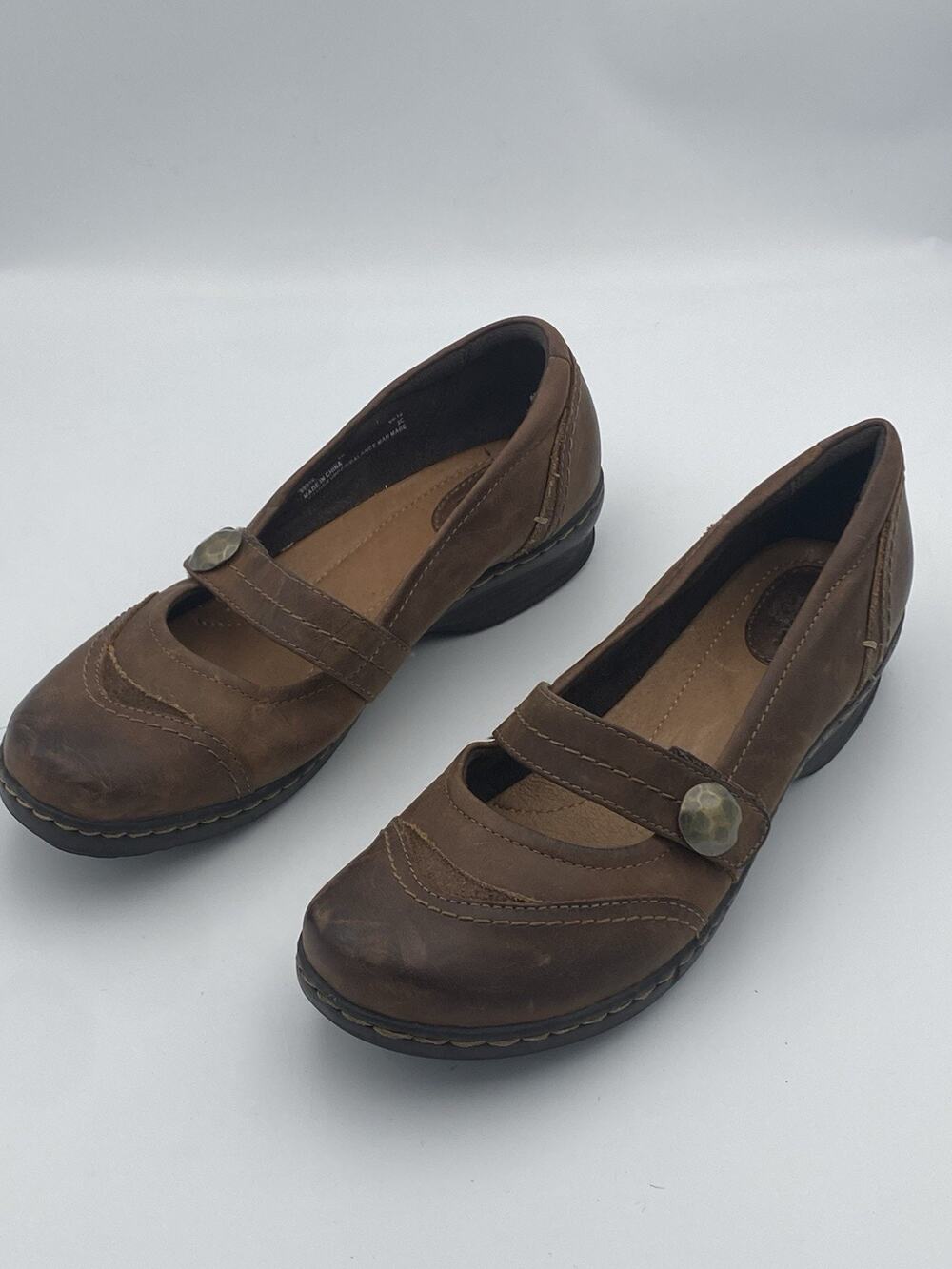 Clarks Artisan Women’s size 9 M Brown Leather Mary Jane Flats Comfort Shoes
